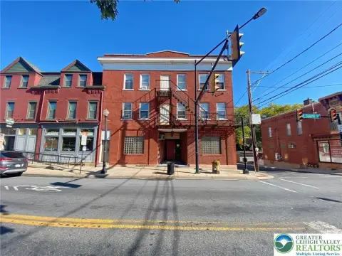 Adaptable Commercial Space on 4th