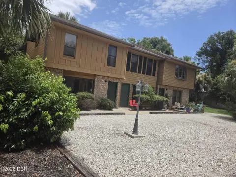 Townhouse Triplex with Private Parking