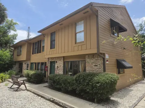 Townhouse Triplex with Private Parking