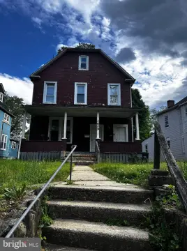 Colonial Triplex with Fenced Yard