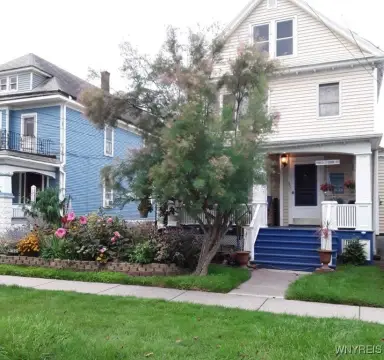 Spacious Buffalo Duplex with Gardens