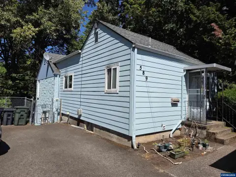 Triplex With Two Cottages
