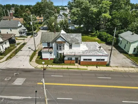 Mixed-Use Property With Apartment