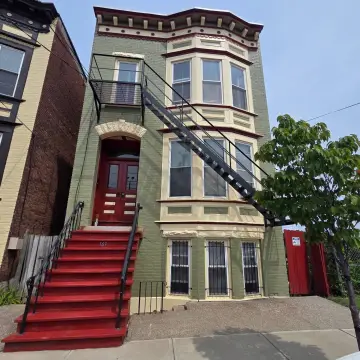 5-Unit Brick Multifamily Building
