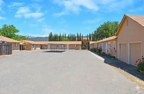 Single-Story 10-Unit Apartment Complex