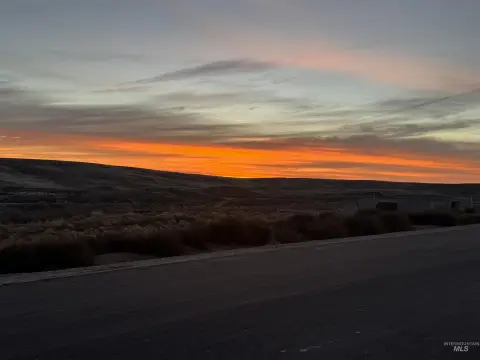 Land with Robust Views