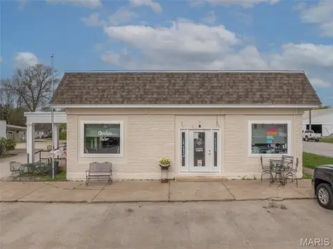 Renovated Commercial Building in Hawk Point