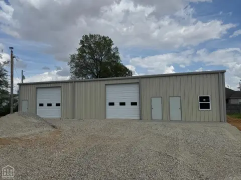 Versatile Commercial Flex Space Available