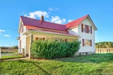 Spacious Farmhouse with Extensive Farmland