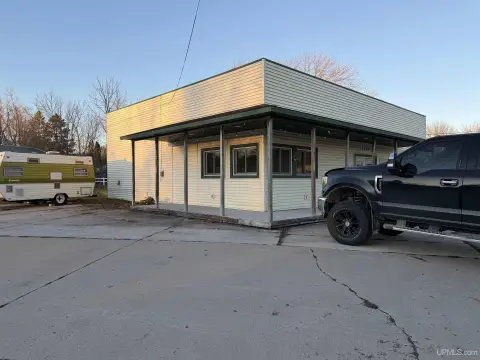 Versatile Commercial Building in Garden, MI