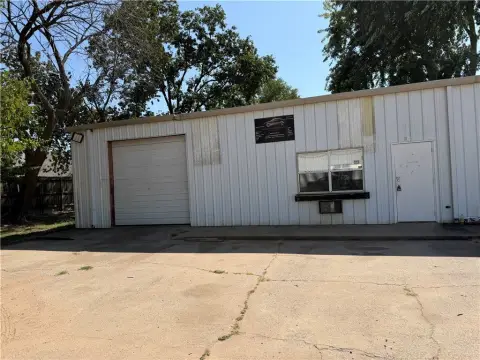Flex Space with Overhead Door