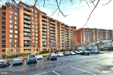 High-Rise Condo with Resort Amenities