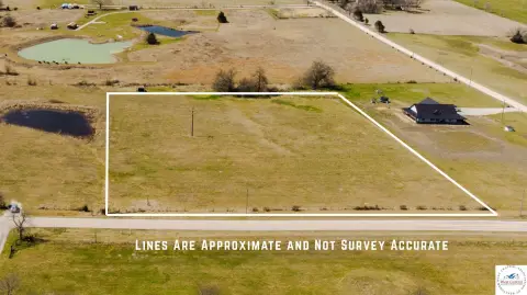 5-Acre Oasis Near Clinton, MO