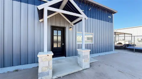 Fenced-Yard Flex Building