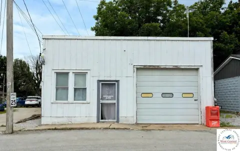 Versatile Commercial Building with Overhead Door
