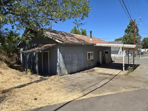 Detached Garage and Manufactured Home