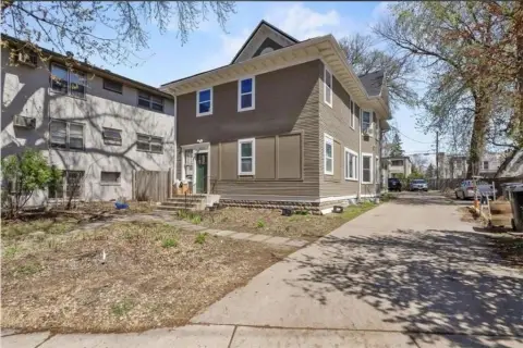 Duplex with Spacious 9-Bedroom Layout