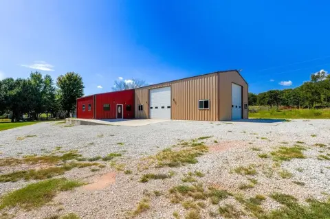 Versatile Shop/Warehouse for Lease