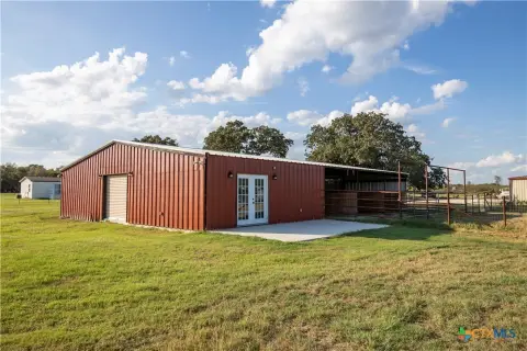 Holland, TX Acreage with Barn
