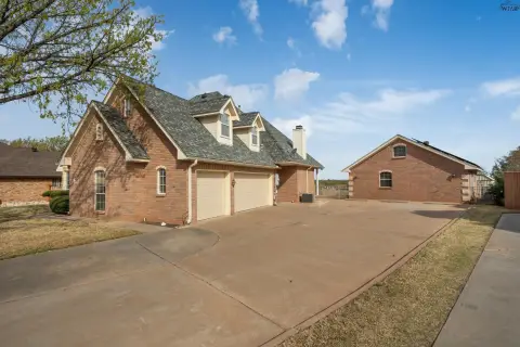 Spacious Multifamily Home with Apartment