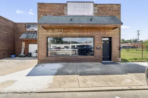 Storefront With Plumbed Booths