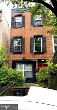 Colonial Multi-Family Property in Washington