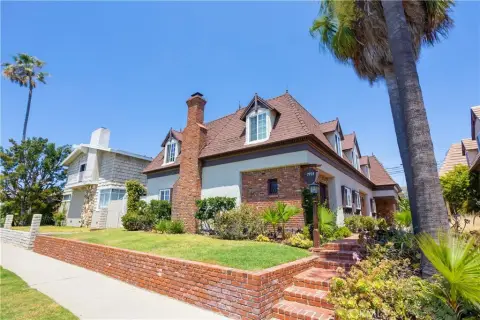Tudor Triplex in Playa del Rey