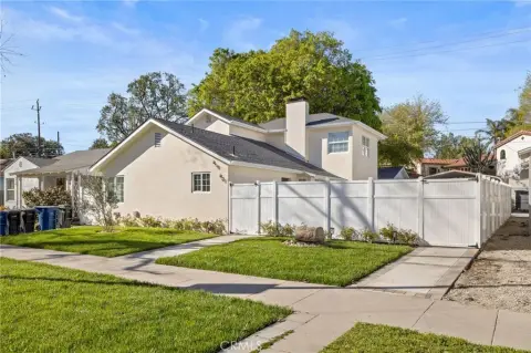 Remodeled Triplex in Burbank Rancho