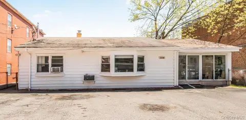 Multifamily Home in Prime Riverdale