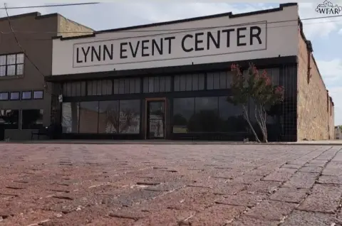 Versatile Commercial Building in Electra