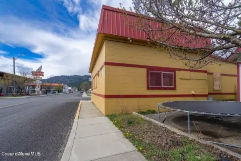 Mixed-Use Building with Restaurant Space