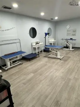 Multi-Room Retail or Service Suite
