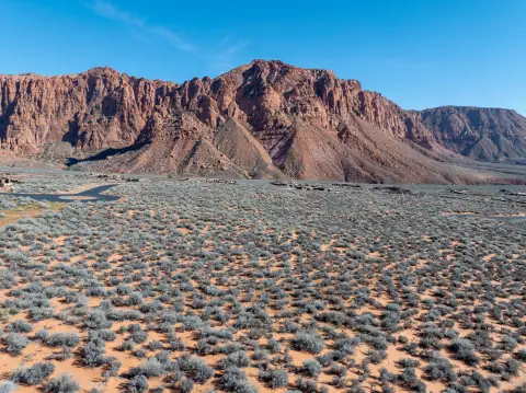 Kayenta Land with Red Mountain Views