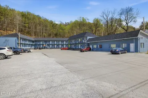 Renovated Apartment Complex Near I-75