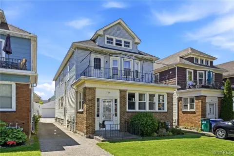 Three-Bedroom Duplex with Balcony