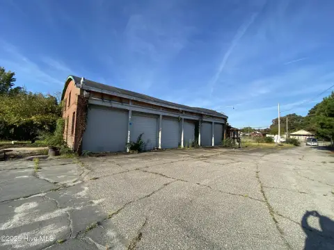 Fenced Multi-Building Warehouse Property