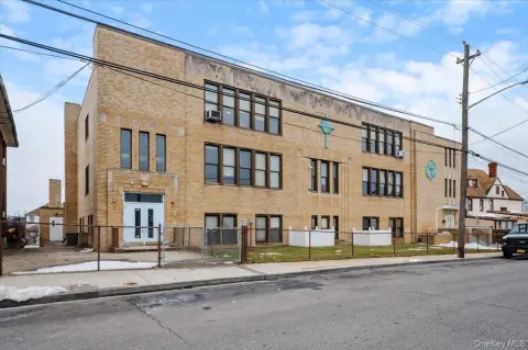 Inwood Educational/Institutional Facility For Lease