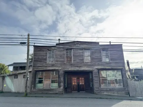 Versatile Mixed-Use Commercial Property