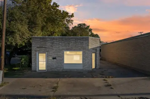 Downtown Hillsboro Commercial Property For Rent