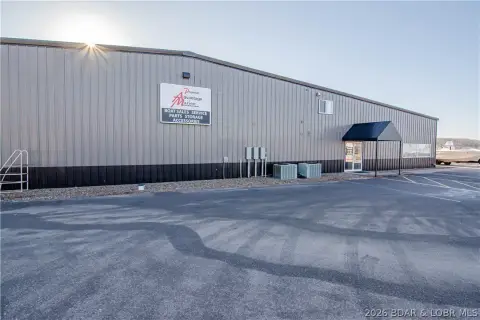 Retail Building with Service Shop