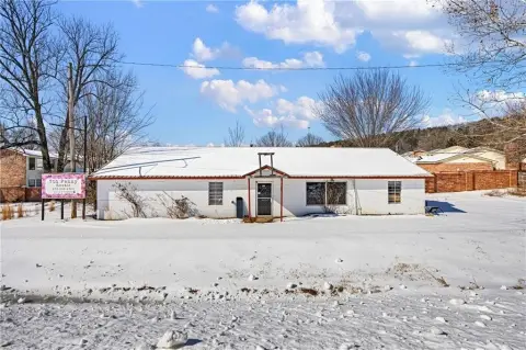 Versatile Commercial Building on Highway