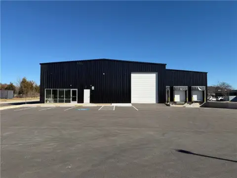 New Construction Warehouse with Loading Docks