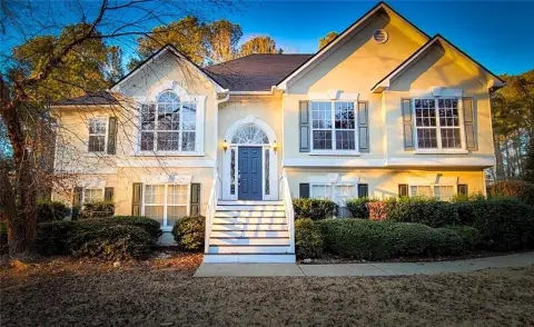 Duplex-Style Split-Foyer Residence