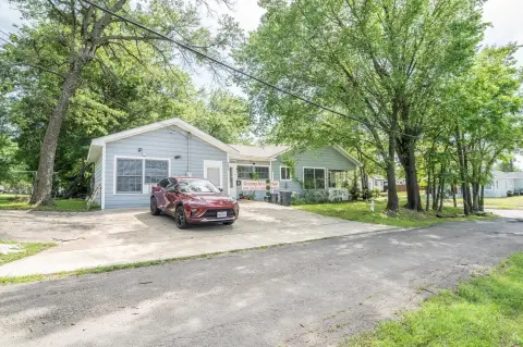 Corner Lot Cottage with Flexible Zoning