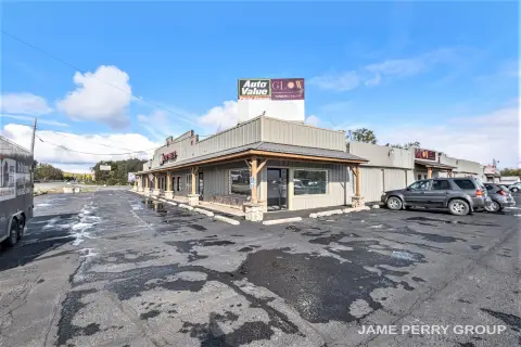 Versatile Commercial Unit in Ionia