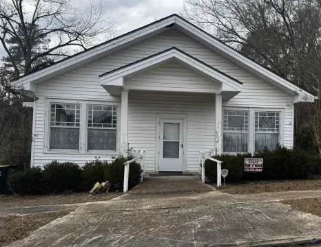 Versatile Commercial Building in Montezuma