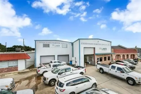 Meraux Warehouse with Office Space