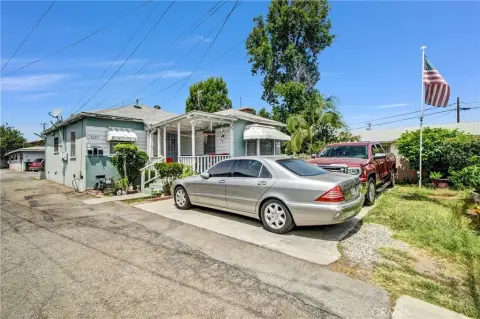 Triplex With Individual Laundry Hookups