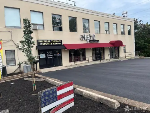Retail Suite in Renovated Plaza