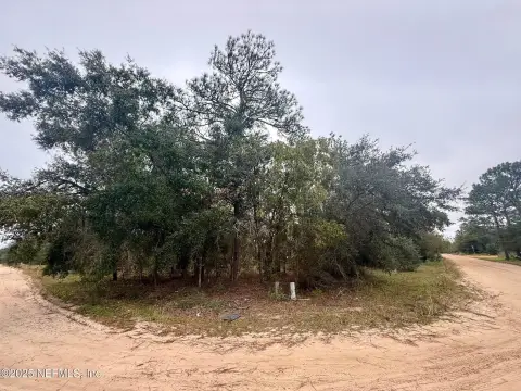 Spacious Corner Lot in Interlachen